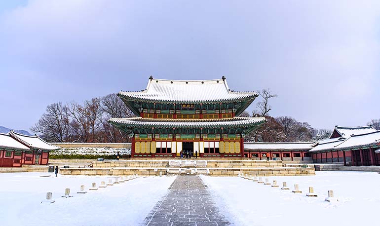 눈 내린 창덕궁 인정전의 풍경